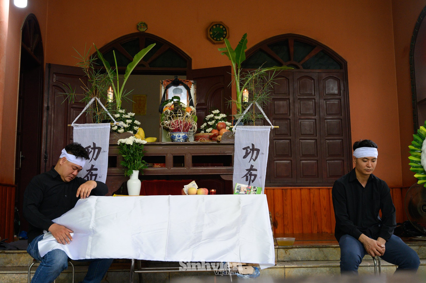 Khải là cậu con trai út, trên cậu có hai chị gái. Gia đình Khải làm nông nghiệp.