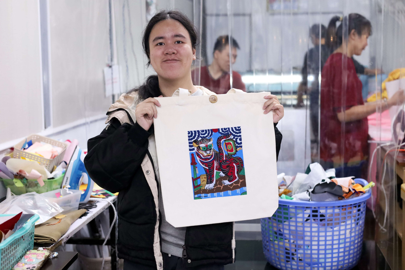 Vụn Art không chỉ tạo cơ hội việc làm cho những bạn trẻ khiếm khuyết mà còn giữ gìn và phát triển văn hóa thông qua các sản phẩm thân thiện với đời sống. Vụn Art không chỉ tạo cơ hội việc làm cho những bạn trẻ khiếm khuyết mà còn giữ gìn và phát triển văn hóa thông qua các sản phẩm thân thiện với đời sống.