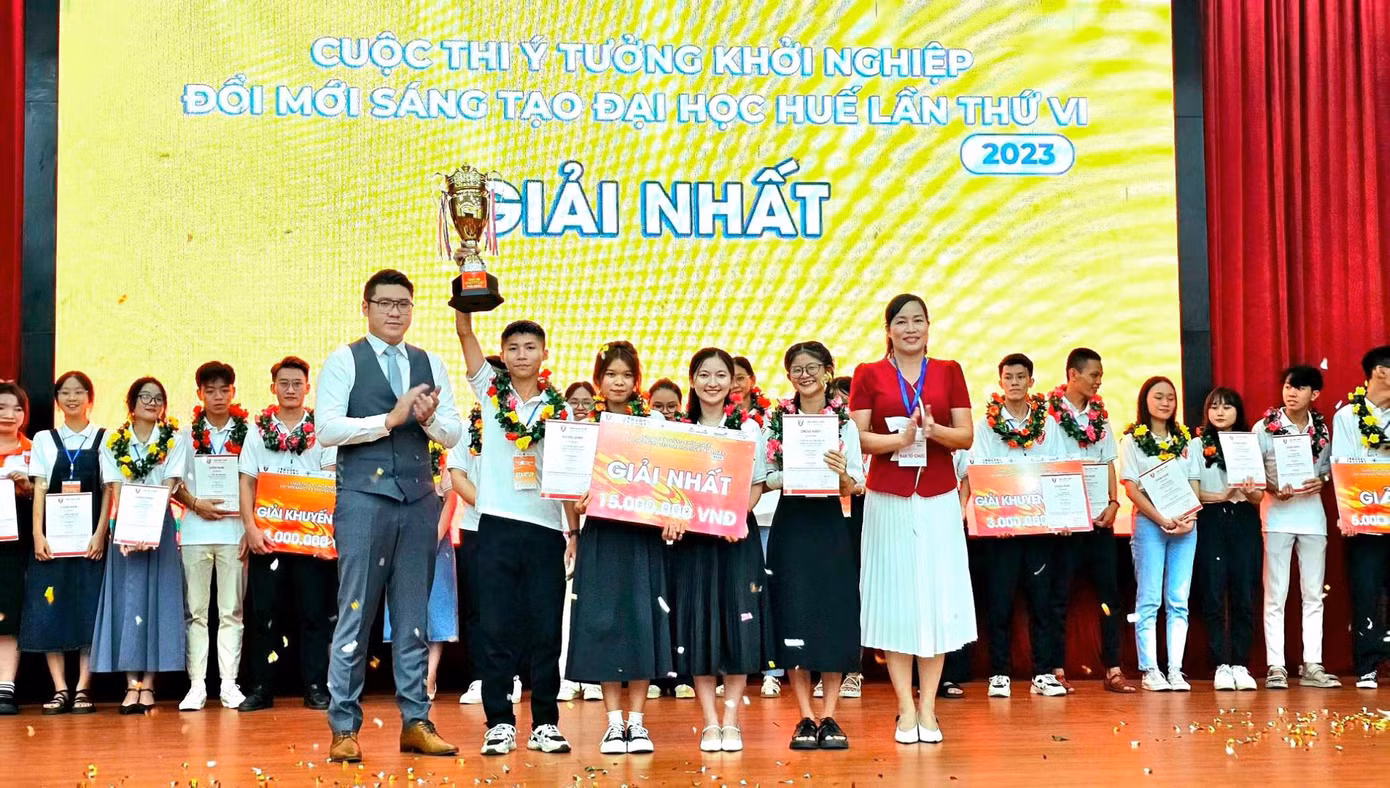 Minh Nguyệt và đồng đội đạt giải Nhất cuộc thi Ý tưởng khởi nghiệp đổi mới, sáng tạo Đại học Huế năm 2023.