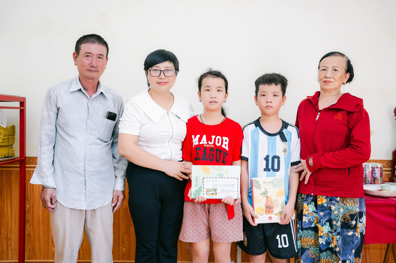 Cô Thúy trong chuyến trao quà tại xã Đông Hòa.