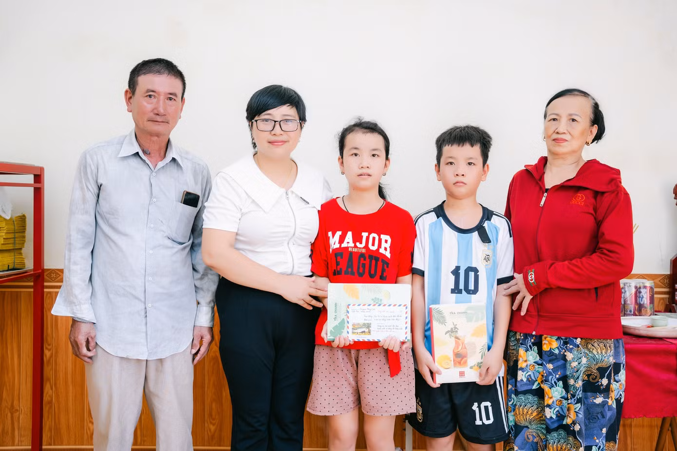 Cô Thúy trong chuyến trao quà tại xã Đông Hòa. Cô Thúy trong chuyến trao quà tại xã Đông Hòa.