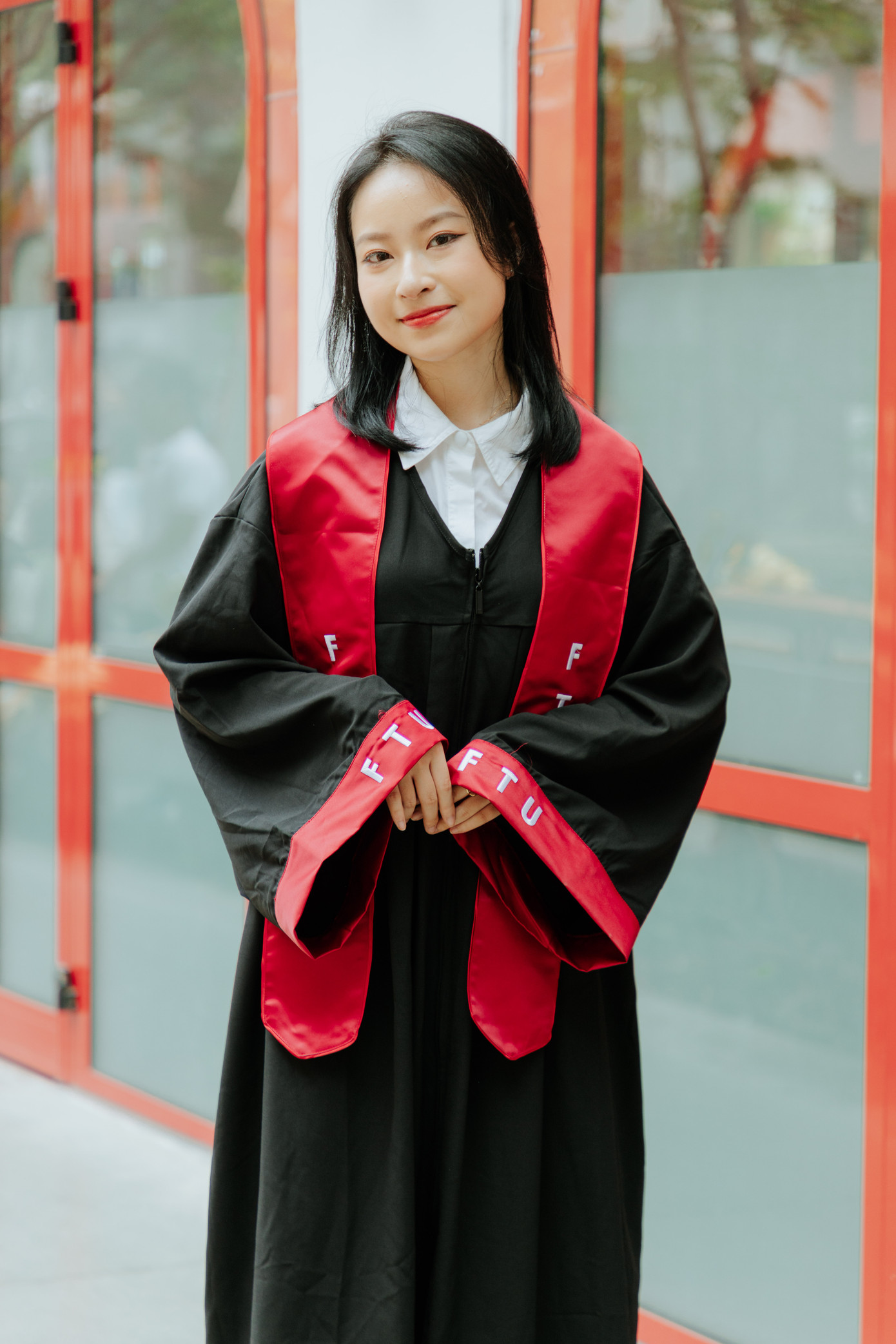 Nguyễn Thị Khánh Linh vừa tốt nghiệp cử nhân ngành học Kinh tế quốc tế, Trường Đại học Ngoại thương. Nguyễn Thị Khánh Linh vừa tốt nghiệp cử nhân ngành học Kinh tế quốc tế, Trường Đại học Ngoại thương.