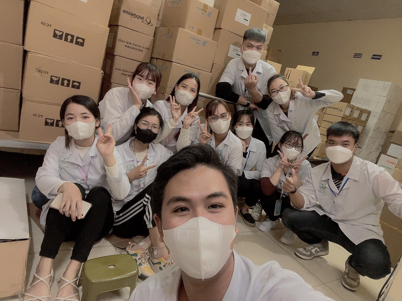 Nhung chụp ảnh cùng Tổ 1-14A1 thực tập tại khoa Dược - Bệnh viện Phổi Hải Dương. Nhung chụp ảnh cùng Tổ 1-14A1 thực tập tại khoa Dược - Bệnh viện Phổi Hải Dương.