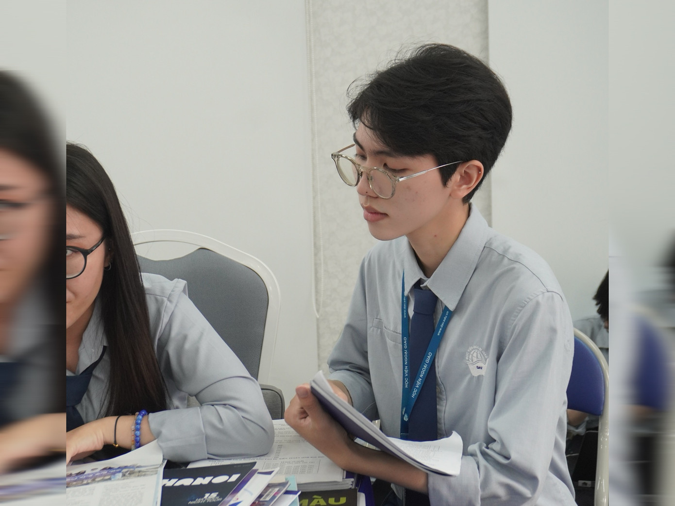 Nam sinh với niềm đam mê học thuật. Nam sinh với niềm đam mê học thuật.