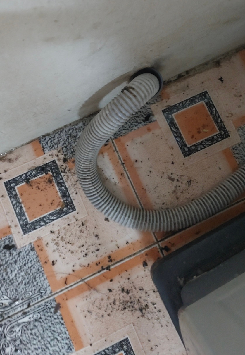 Phòng của T. với vấn đề về cống thoát nước. Ảnh: NVCC