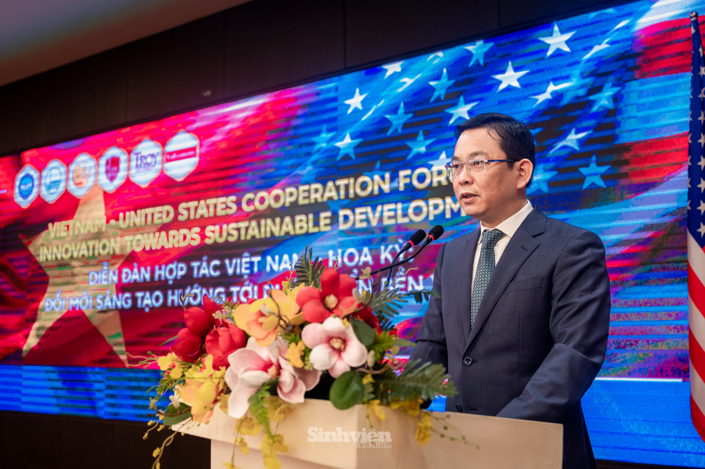 Ông Đồng Huy Cương - Phó Chủ tịch Liên hiệp các tổ chức hữu nghị Việt Nam phát biểu chào mừng tại diễn đàn hợp tác Việt Nam – Hoa Kỳ. Ông Đồng Huy Cương nhấn mạnh rằng từ khi thiết lập quan hệ ngoại giao vào năm 1995, đặc biệt là sau khi nâng cấp quan hệ lên Đối tác chiến lược toàn diện vì hòa bình, hợp tác và phát triển bền vững vào năm 2023, Việt Nam và Hoa Kỳ đã đạt được nhiều tiến bộ đáng kể trong việc tăng cường hiểu biết lẫn nhau, củng cố lòng tin và thúc đẩy hợp tác trên mọi lĩnh vực. Những tiến bộ này đã được Tổng thống Joe Biden và Tổng Bí thư Tô Lâm ghi nhận trong cuộc hội đàm vào tháng 9 vừa qua.