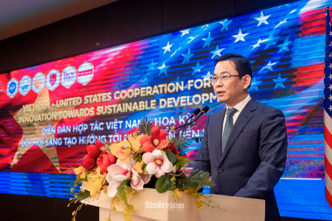 Ông Đồng Huy Cương - Phó Chủ tịch Liên hiệp các tổ chức hữu nghị Việt Nam phát biểu chào mừng tại diễn đàn hợp tác Việt Nam – Hoa Kỳ. Ông Đồng Huy Cương nhấn mạnh rằng từ khi thiết lập quan hệ ngoại giao vào năm 1995, đặc biệt là sau khi nâng cấp quan hệ lên Đối tác chiến lược toàn diện vì hòa bình, hợp tác và phát triển bền vững vào năm 2023, Việt Nam và Hoa Kỳ đã đạt được nhiều tiến bộ đáng kể trong việc tăng cường hiểu biết lẫn nhau, củng cố lòng tin và thúc đẩy hợp tác trên mọi lĩnh vực. Những tiến bộ này đã được Tổng thống Joe Biden và Tổng Bí thư Tô Lâm ghi nhận trong cuộc hội đàm vào tháng 9 vừa qua.
