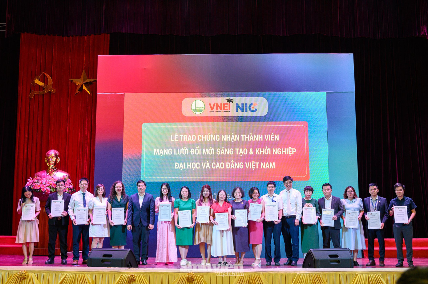 Lễ Trao quyết định kết nạp các thành viên mới của VNEI. Lễ Trao quyết định kết nạp các thành viên mới của VNEI.