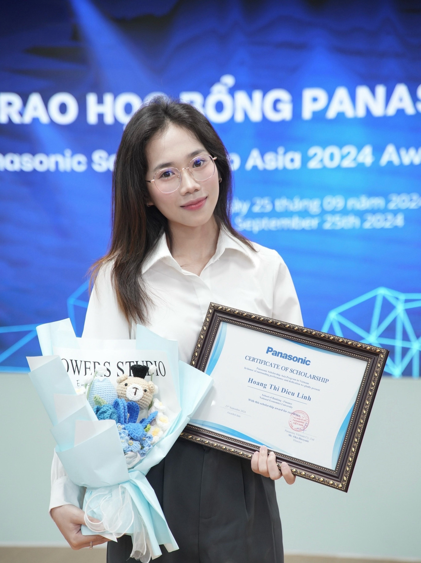 Hoàng Thị Diệu Linh (sinh năm 2003) đến từ Quảng Bình là sinh viên năm 2 ngành Công nghệ tài chính Trường Đại học Kinh tế Quốc dân. Hoàng Thị Diệu Linh (sinh năm 2003) đến từ Quảng Bình là sinh viên năm 2 ngành Công nghệ tài chính Trường Đại học Kinh tế Quốc dân.