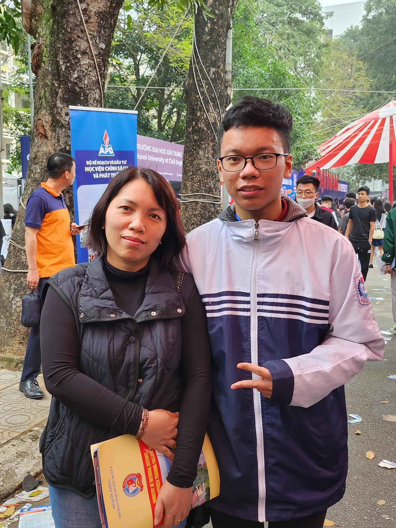 Cô Hoàng Hà và Minh Tuệ. (Ảnh: Hiếu Nguyễn)