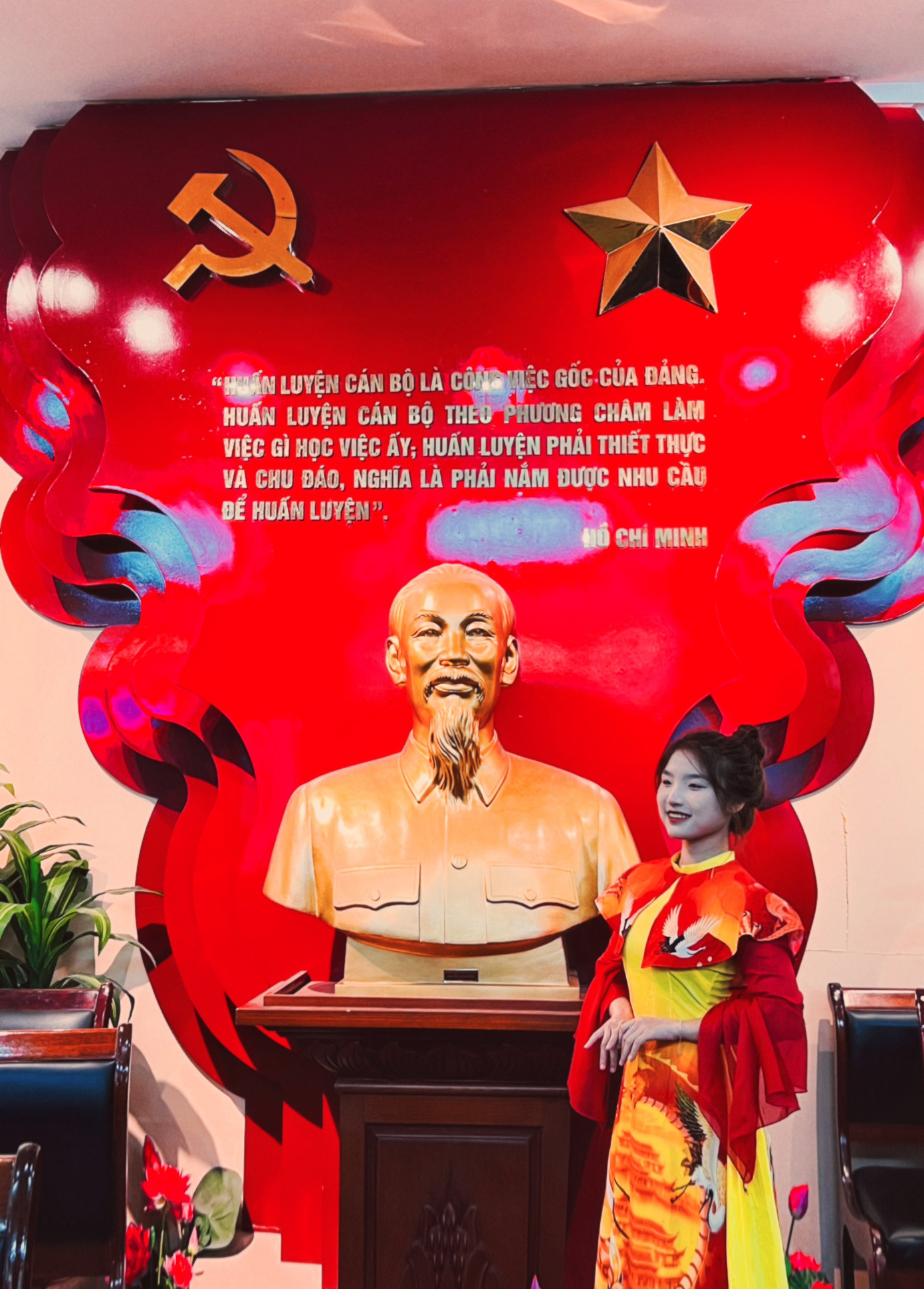 Nguyễn Đình Khánh Linh hiện là sinh viên năm nhất Khoa Hành chính học, chuyên ngành Quản lý nhà nước, Học viện Hành chính Quốc gia. Nguyễn Đình Khánh Linh hiện là sinh viên năm nhất Khoa Hành chính học, chuyên ngành Quản lý nhà nước, Học viện Hành chính Quốc gia.