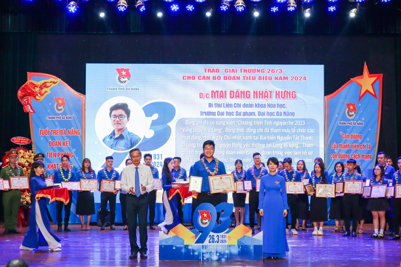 Nhật Hưng nhận Giải thưởng 26/3 của Thành Đoàn Đà Nẵng.