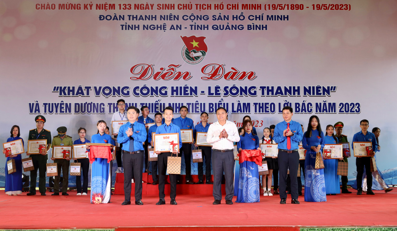 Thành Lộc là 1 trong 15 Đại biểu được Tỉnh Đoàn Nghệ An tuyên dương điển hình Thanh thiếu nhi tiêu biểu làm theo lời Bác. Thành Lộc là 1 trong 15 Đại biểu được Tỉnh Đoàn Nghệ An tuyên dương điển hình Thanh thiếu nhi tiêu biểu làm theo lời Bác.