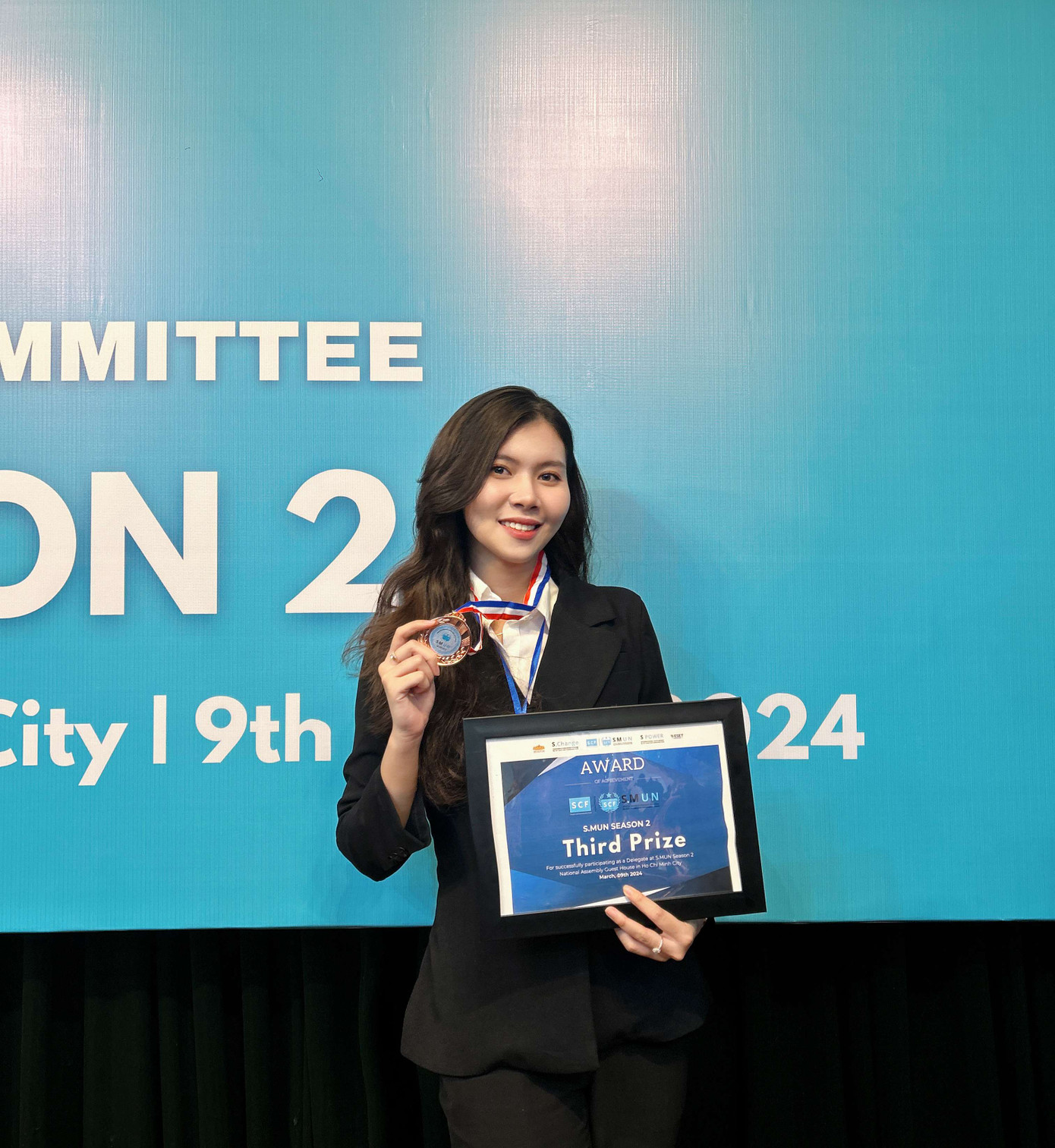 Quý quân tại cuộc thi S.MUN SEASON 2- DRAGON REBORN - cuộc thi mô phỏng cuộc họp Liên Hợp Quốc, bàn về các vấn đề môi trường góp phần đưa ra các chính sách để giải quyết và phát triển thế giới. Quý quân tại cuộc thi S.MUN SEASON 2- DRAGON REBORN - cuộc thi mô phỏng cuộc họp Liên Hợp Quốc, bàn về các vấn đề môi trường góp phần đưa ra các chính sách để giải quyết và phát triển thế giới.