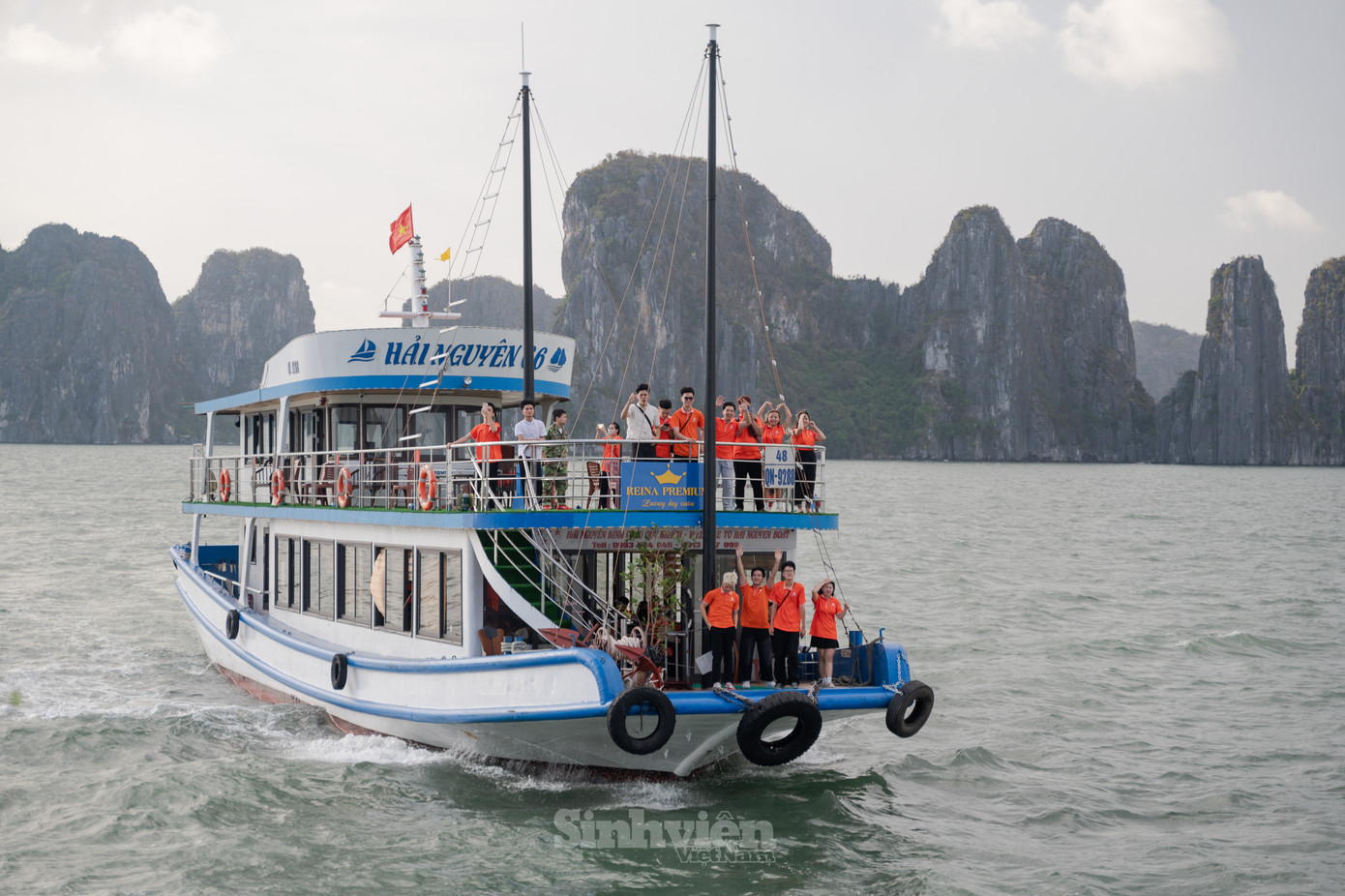 Không gian lớp học của các tân sinh viên trong chương trình kiến tập chính là những con tàu tham quan Vịnh Hạ Long. Không gian lớp học của các tân sinh viên trong chương trình kiến tập chính là những con tàu tham quan Vịnh Hạ Long.