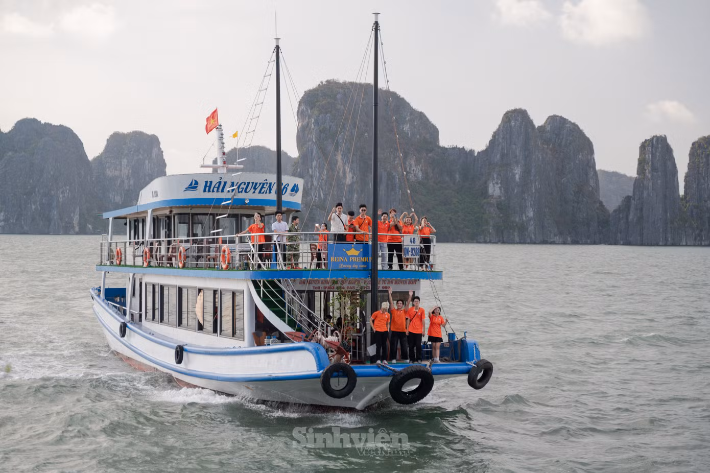 Không gian lớp học của các tân sinh viên trong chương trình kiến tập chính là những con tàu tham quan Vịnh Hạ Long.