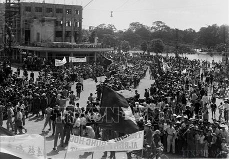 Các đơn vị Đại đoàn 308 tiến vào khu vực ngã năm bờ hồ, nay là quảng trường Đông Kinh Nghĩa Thục, sáng 10/10/1954.