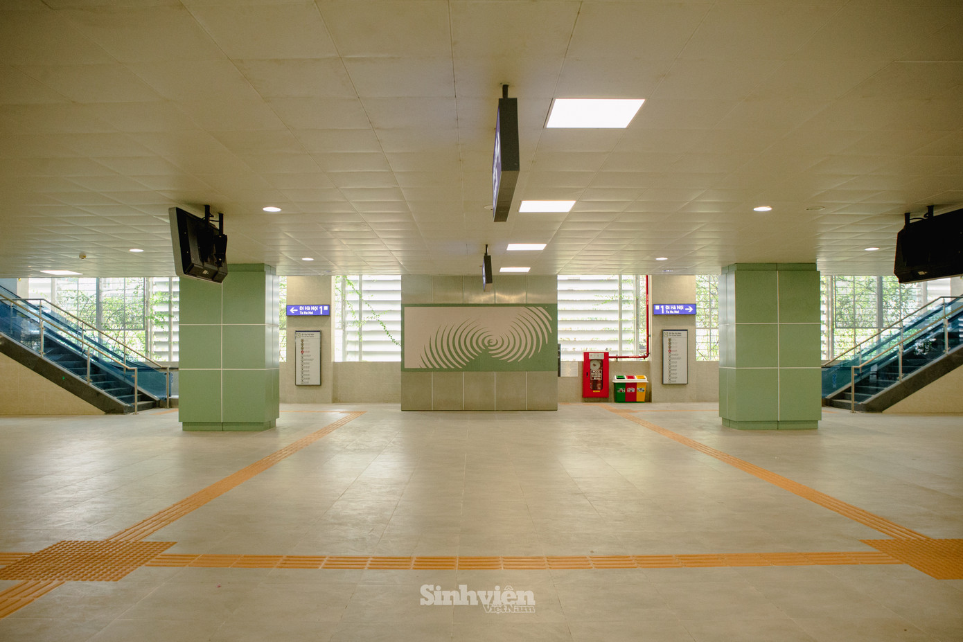 Không gian tại Ga Cầu Diễn, theo ghi nhận, từ Ga S1 đến S8 (Ga Nhổn đến Ga Cầu Giấy) kiến trúc các nhà ga khá giống nhau, khác biệt về màu sắc.