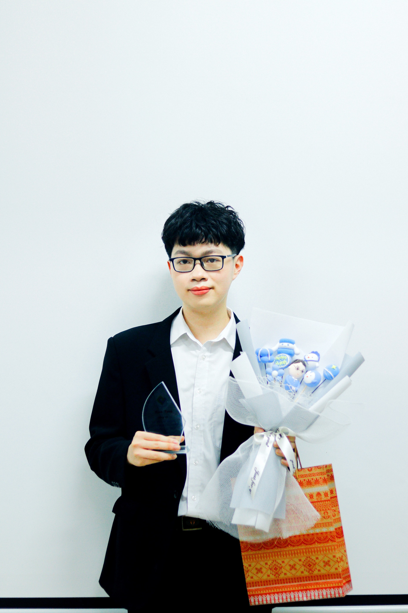 Hoàng Quỳnh nhận khen thưởng trong công tác Đoàn - Hội. Hoàng Quỳnh nhận khen thưởng trong công tác Đoàn - Hội.