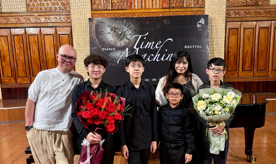 Gia Quang không chỉ coi thành công là mục tiêu cá nhân mà còn là món quà dành tặng cho gia đình. Gia Quang không chỉ coi thành công là mục tiêu cá nhân mà còn là món quà dành tặng cho gia đình.