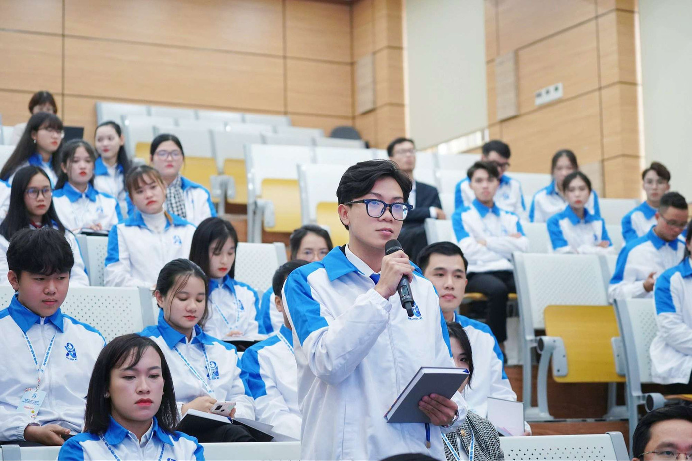 Trịnh Anh Hào phát biểu tại tổ thảo luận số 8 của Đại hội Đại biểu toàn quốc Hội Sinh viên Việt Nam lần thứ XI về chủ đề: “Sinh viên tình nguyện vì cuộc sống cộng đồng”.