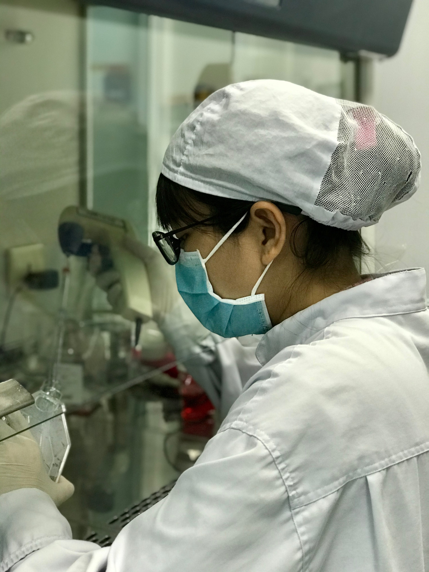 Trà My làm việc tại Viện Tế Bào Gốc (trường Đại học Khoa học Tự nhiên).