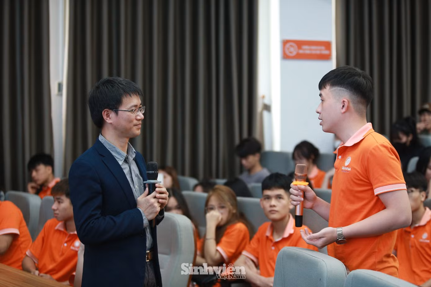 Diễn giả, Nhà báo Nguyễn Tuấn Anh giao lưu cùng sinh viên Trường Đại học Đại Nam. Anh Nguyễn Tuấn Anh đã đến hơn 100 trường Đại học để trò chuyện với các bạn sinh viên.