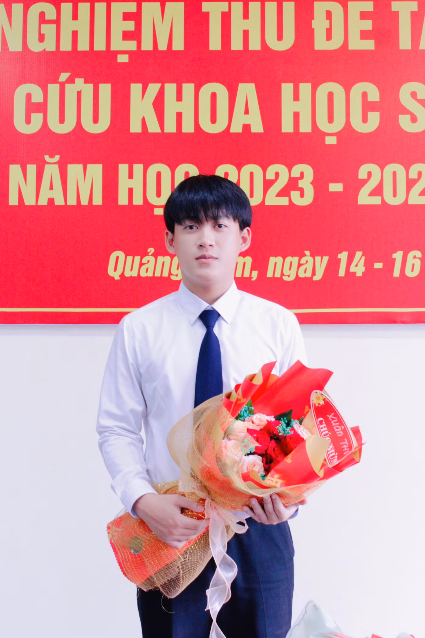 Nguyễn Hải Dương (sinh năm 2003) là sinh viên năm 3, chuyên ngành Thanh tra thuộc ngành Luật tại Học viện Hành chính Quốc gia - Phân hiệu Quảng Nam.
