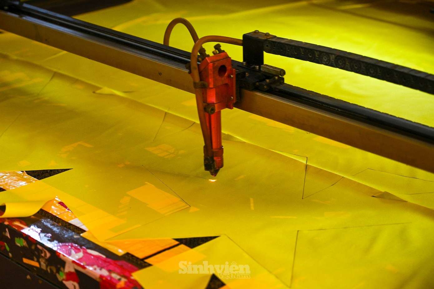 Ngôi sao năm cánh được cắt bằng laser.