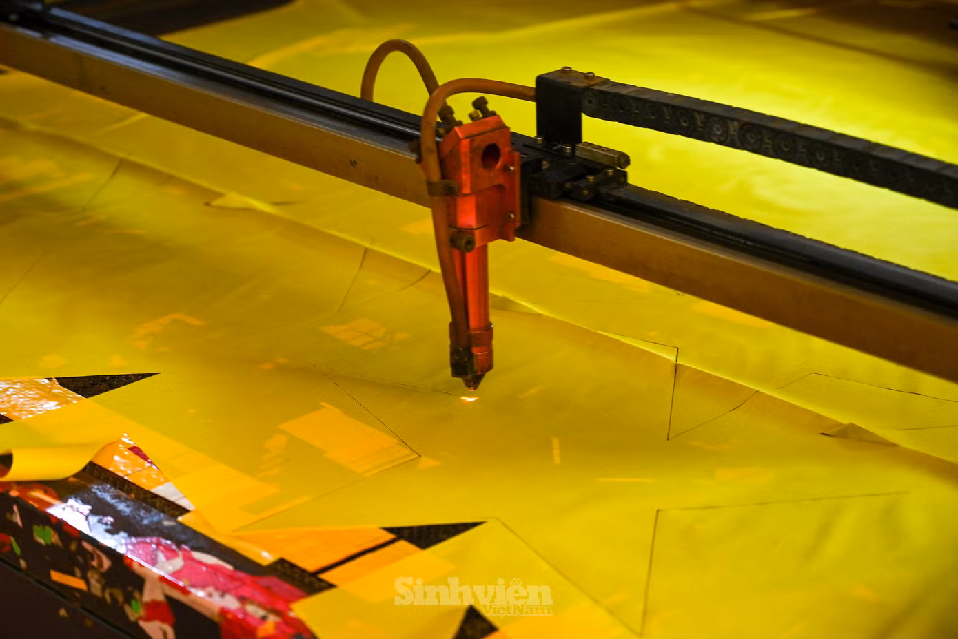 Ngôi sao năm cánh được cắt bằng laser.