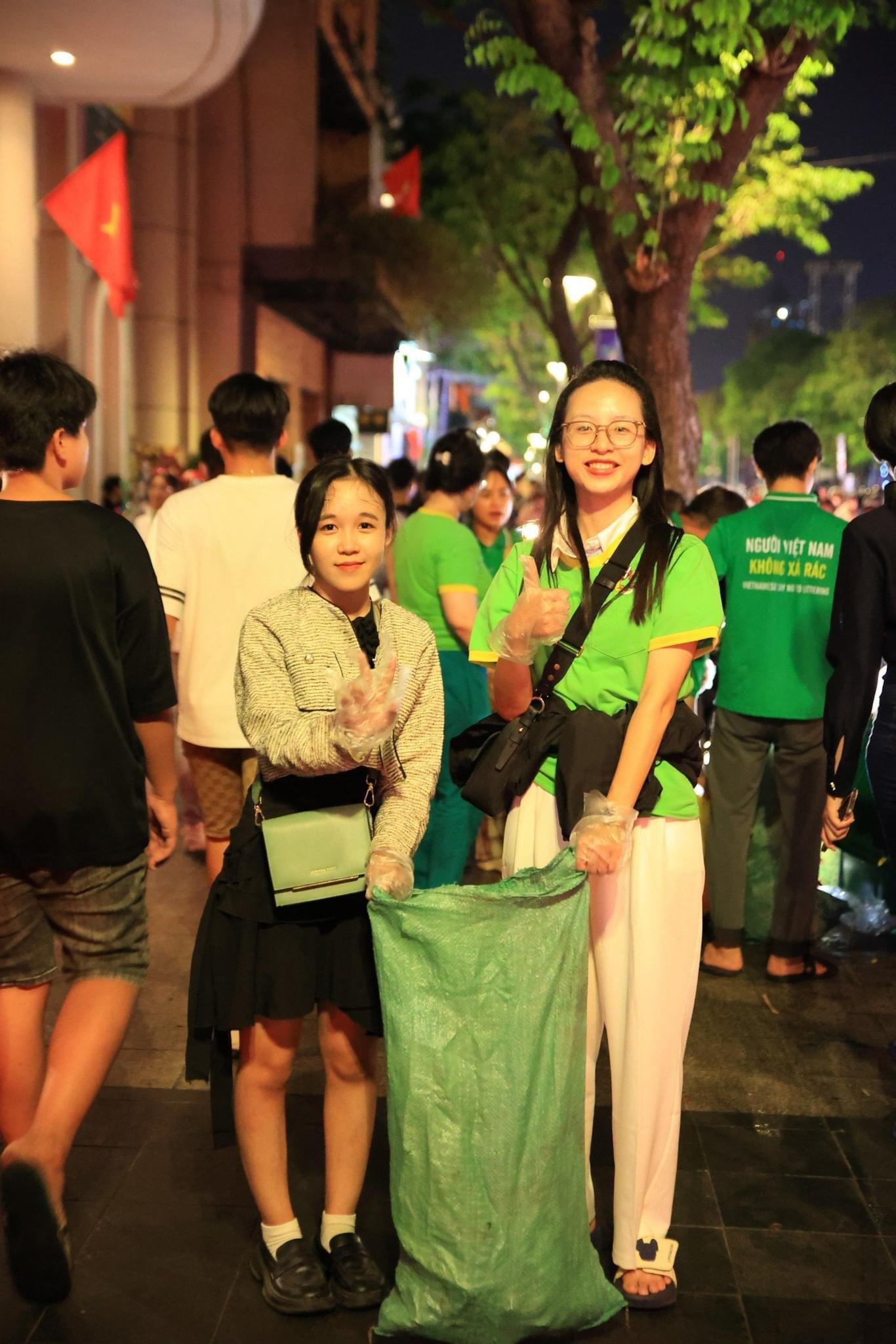 Xây dựng đất nước từ những hành động nhỏ như: Bảo vệ môi trường, tôn trọng và yêu thương mọi người, tham gia các hoạt động tình nguyện… Xây dựng đất nước từ những hành động nhỏ như: Bảo vệ môi trường, tôn trọng và yêu thương mọi người, tham gia các hoạt động tình nguyện…