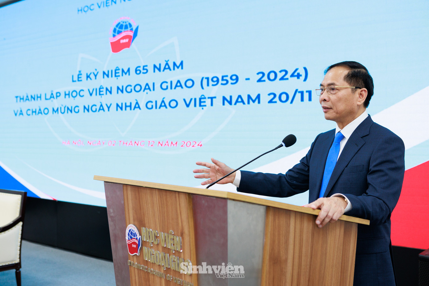 Phó Thủ tướng Chính phủ, Bộ trưởng Bộ Ngoại giao Bùi Thanh Sơn nhấn mạnh: "Thế giới đang trong thời kỳ thay đổi, mang tính thời đại cả về thời cơ, vận hội, thách thức, khó khăn. Đồng chí Tổng Bí thư đã nêu tại Hội nghị TƯ. lần thứ 7 vừa qua rằng đất nước ta bắt đầu, chuẩn bị sẵn sàng bước vào một kỷ nguyên mới - kỷ nguyên vươn mình của dân tộc... Để hiện thực hoá tầm nhìn mục tiêu chiến lược phát triển đất nước trong kỷ nguyên mới, toàn ngành ngoại giao chúng ta phải quyết tâm đổi mới tư duy, hành động, triển khai một cách đồng bộ, sáng tạo, hiệu quả nhiệm vụ đối ngoại, xây dựng và phát triển ngành ngoại giao của chúng ta toàn diện, hiện đại, chuyên nghiệp, đáp ứng yêu cầu mới."