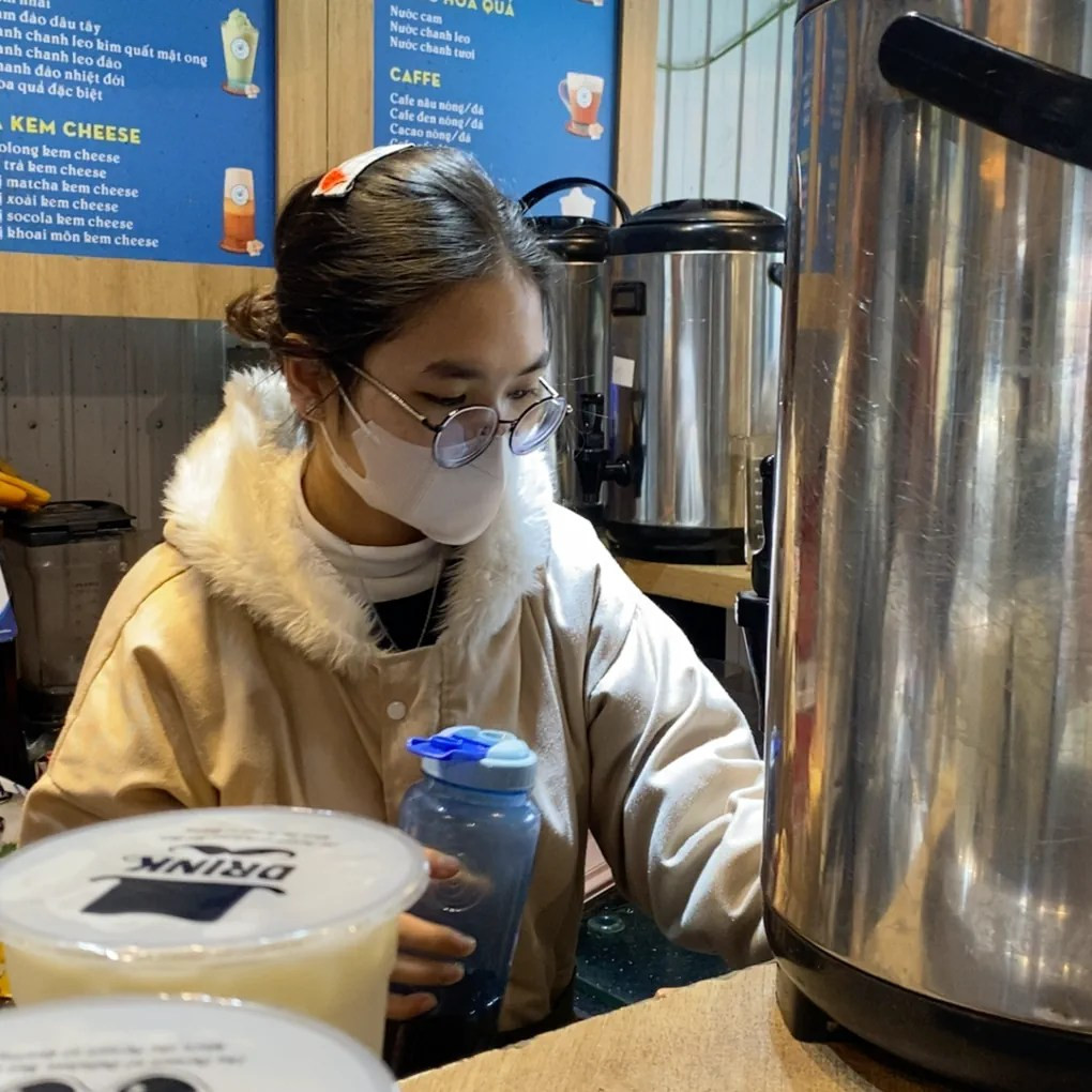 Khánh Ly lựa chọn đi làm thêm xuyên kỳ nghỉ lễ thay vì về quê cùng gia đình. Khánh Ly lựa chọn đi làm thêm xuyên kỳ nghỉ lễ thay vì về quê cùng gia đình.