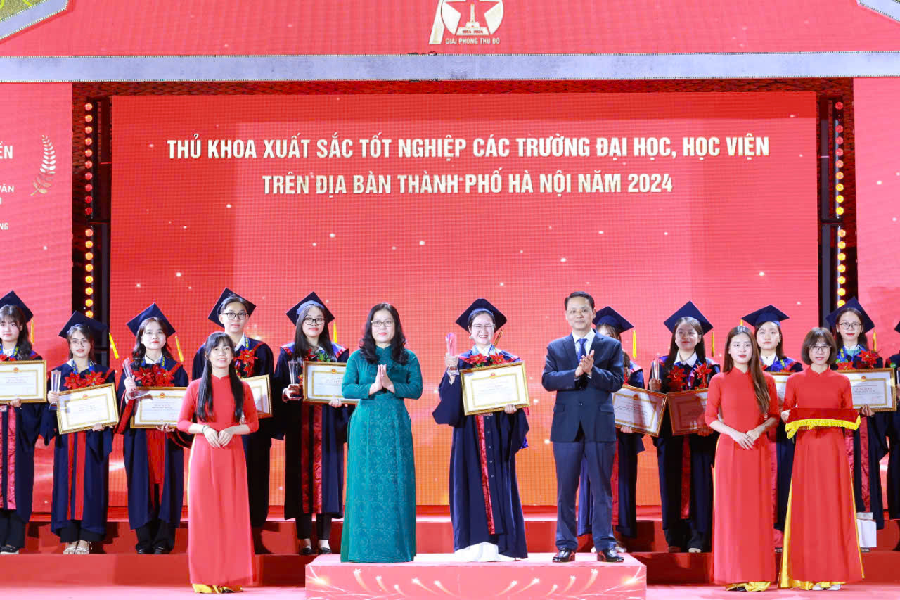 Thúy Hiền tươi cười, tự tin đứng giữa Văn Miếu Quốc Tử Giám - nơi cô nhận danh hiệu Thủ khoa ngành Báo chí. Thúy Hiền tươi cười, tự tin đứng giữa Văn Miếu Quốc Tử Giám - nơi cô nhận danh hiệu Thủ khoa ngành Báo chí.