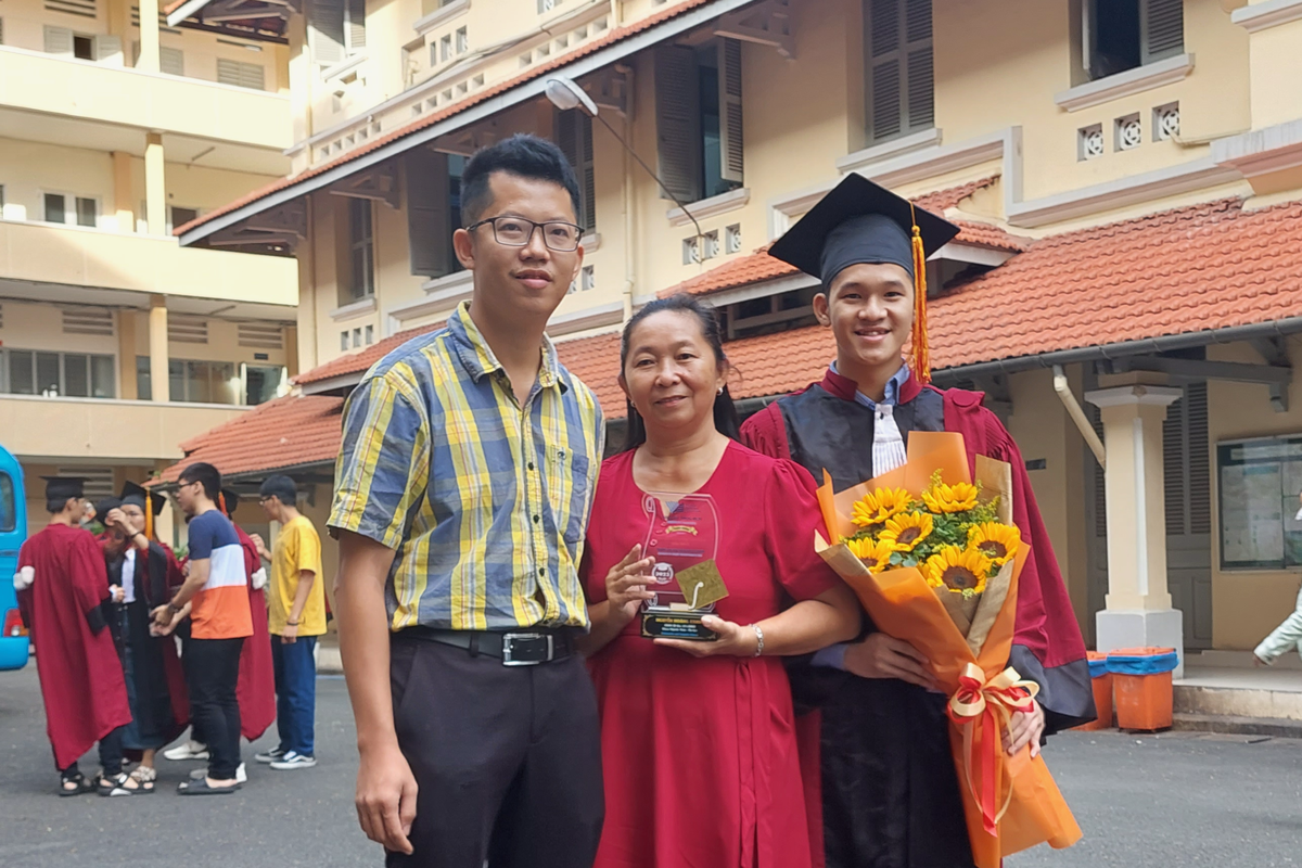 Khang cùng mẹ và anh trai trong ngày tốt nghiệp. Khang cùng mẹ và anh trai trong ngày tốt nghiệp.