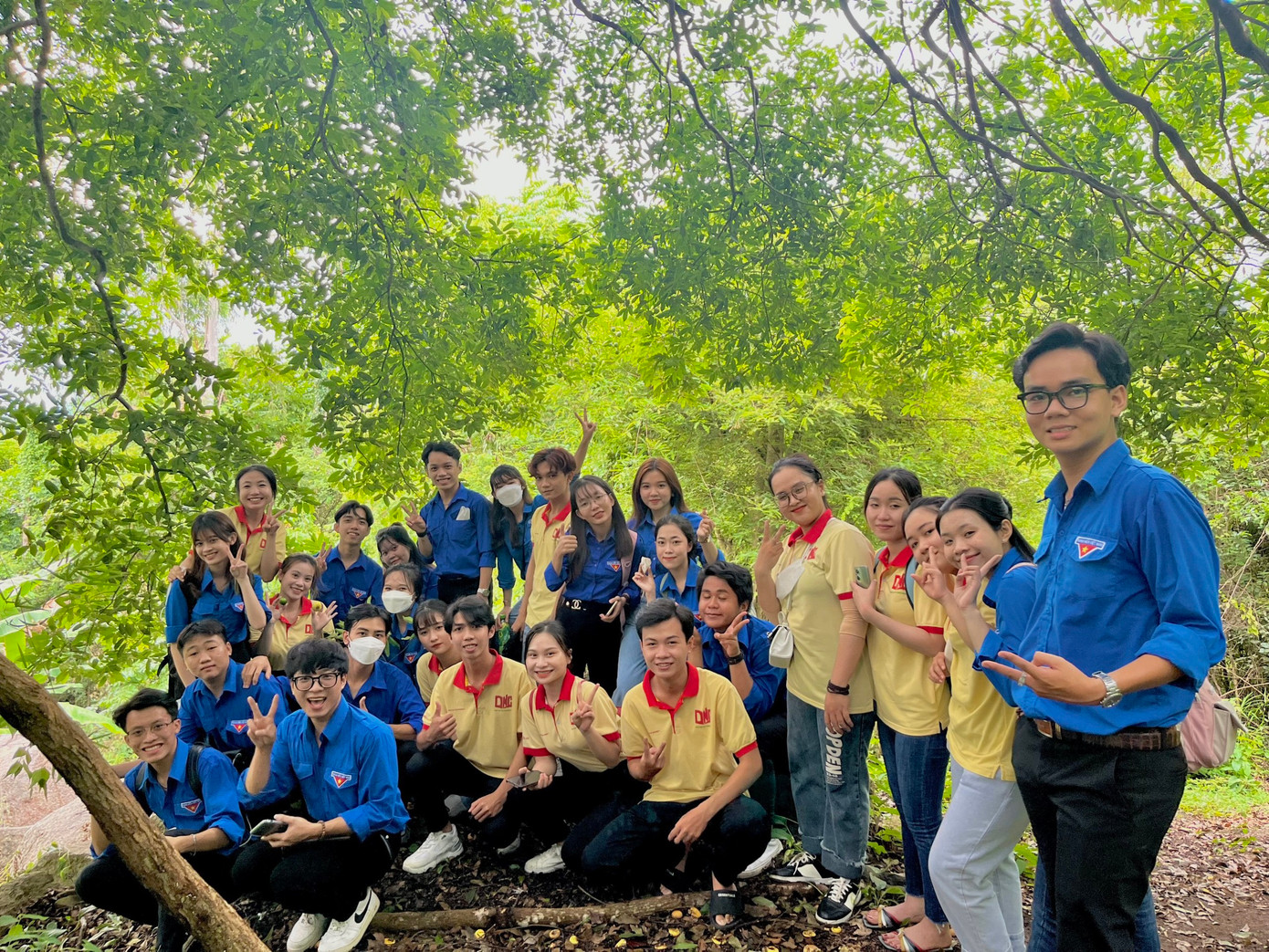 Nguyệt Thanh cùng các bạn sinh viên tham gia hành trình ấm áp đến từ trái tim. Nguyệt Thanh cùng các bạn sinh viên tham gia hành trình ấm áp đến từ trái tim.