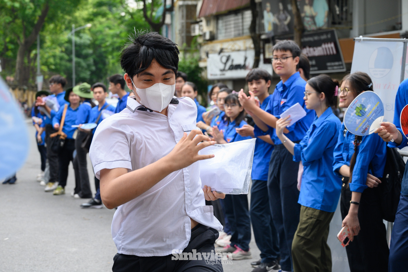 Dù được nhắc nhở kỹ về giờ thi nhưng tại nhiều điểm trường vẫn ghi nhận nhiều trường hợp phụ huynh đưa sĩ tử đến muộn. Nhiều em vội vã chạy đến điểm thi khi cổng đã đóng.