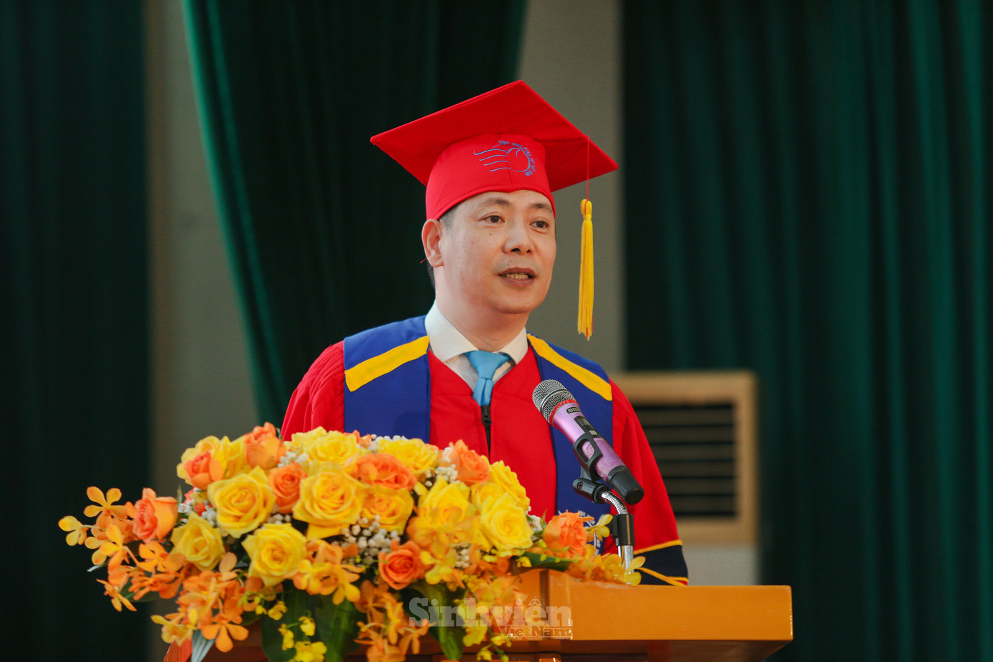 PGS. TS Trần Quang Tiến: "Thầy mong rằng, các em, dù ở bất cứ vị trí công tác nào cũng sẽ cống hiến hết mình vì gia đình, cộng đồng và cho đất nước Việt Nam thân yêu. Thầy hy vọng các em tiếp tục kết nối chặt chẽ với học viện, là những đại sứ tích cực nhất để lan toả thương hiệu của Học viện Phụ nữ Việt Nam đến với đông đảo người dân trong nước và cộng đồng quốc tế."