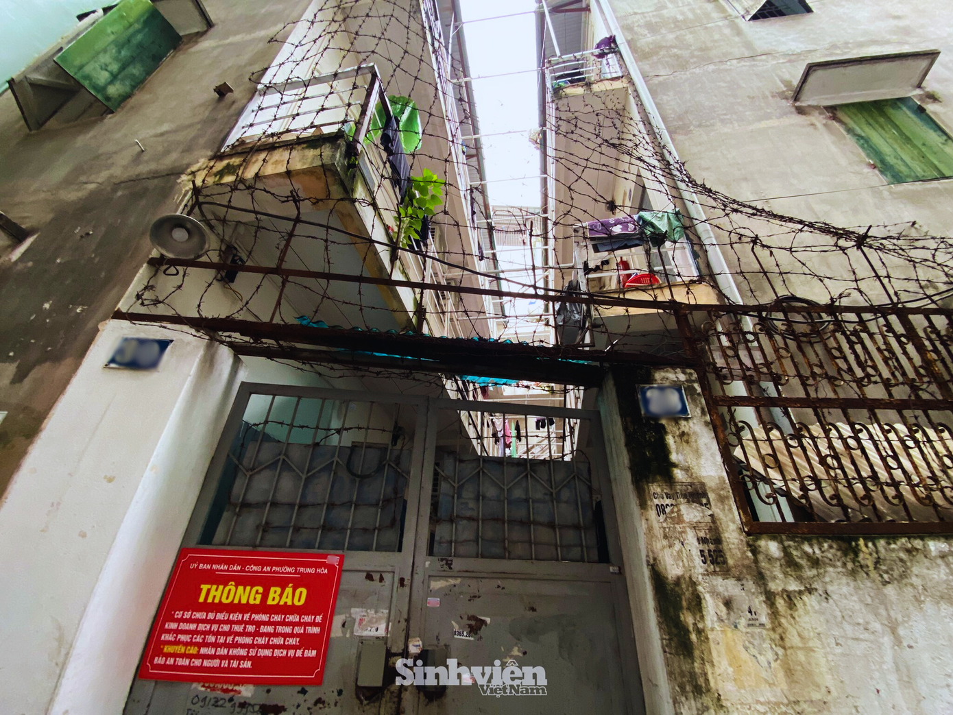 Sau vụ cháy thương tâm mới đây tại Phường Trung Hoà - Cầu Giấy, hàng loạt nhà trọ tại khu vực này bị tạm đình chỉ, yêu cầu dừng hoạt động vì vi phạm PCCC khi lực lượng chức năng kiểm tra.