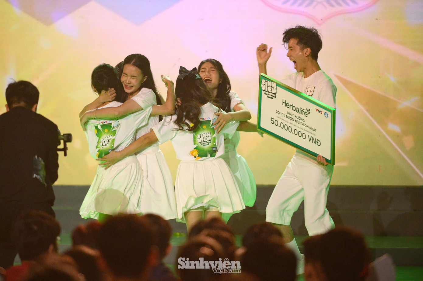 Khoảnh khắc 'ăn mừng chiến thắng' của các thí sinh đội Trường Đại học Ngoại ngữ - ĐHQGHN.