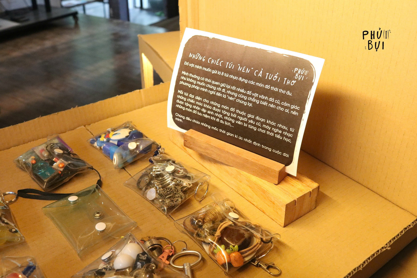 Từng kỷ vật mang theo những niềm vui, nỗi buồn được nhiều bạn trẻ gửi gắm tới triển lãm.
