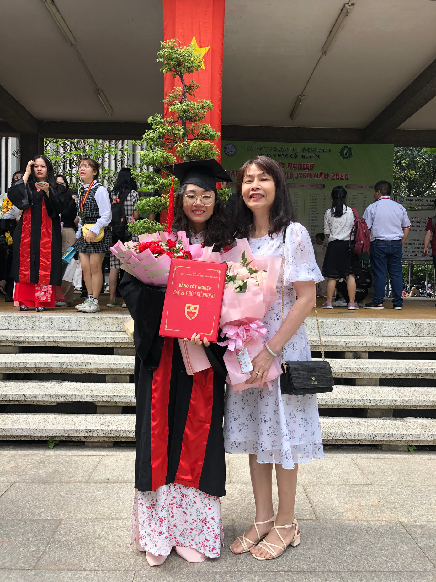 Giang Hương tốt nghiệp xuất sắc ngành Bác sĩ Y học dự phòng, Trường Đại học Y Dược Thành phố Hồ Chí Minh. Giang Hương tốt nghiệp xuất sắc ngành Bác sĩ Y học dự phòng, Trường Đại học Y Dược Thành phố Hồ Chí Minh.