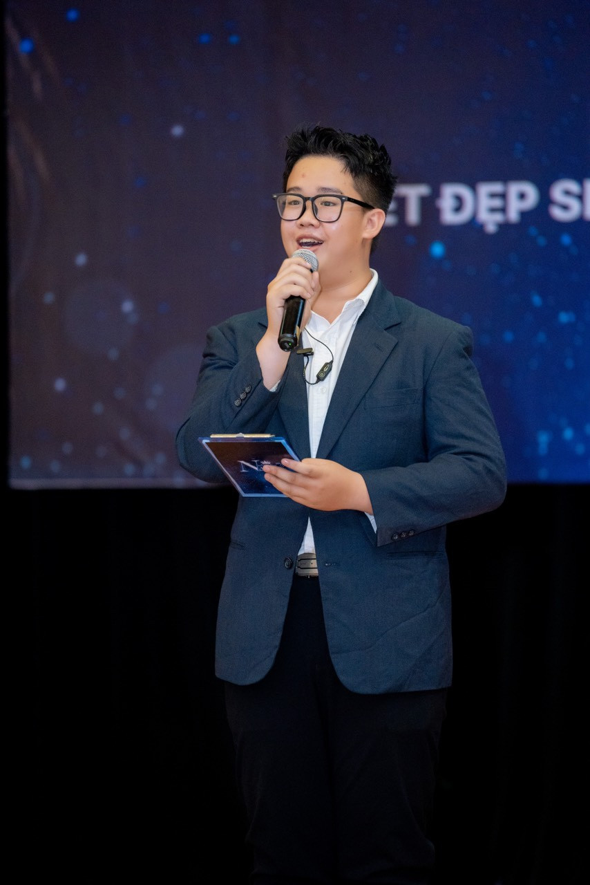 Tấn Lộc với vai trò là MC.