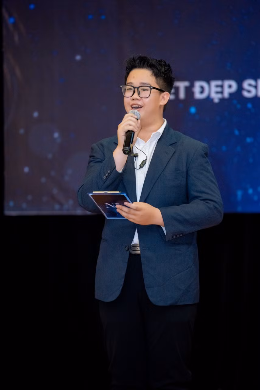 Tấn Lộc với vai trò là MC. Tấn Lộc với vai trò là MC.