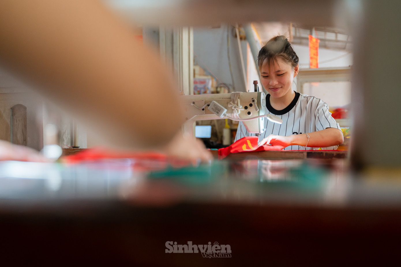 Bạn Nguyễn Thị Thương (2005) đã gắn bó với xưởng được 3 năm. Với Thương, nghề may cờ là một nghề thật đặc biệt, làm nghề không đơn thuần với nghĩa mưu sinh mà còn mang tinh thần trách nhiệm cao cả với 'sản phẩm' của mình - lá cờ đỏ sao vàng thiêng liêng.