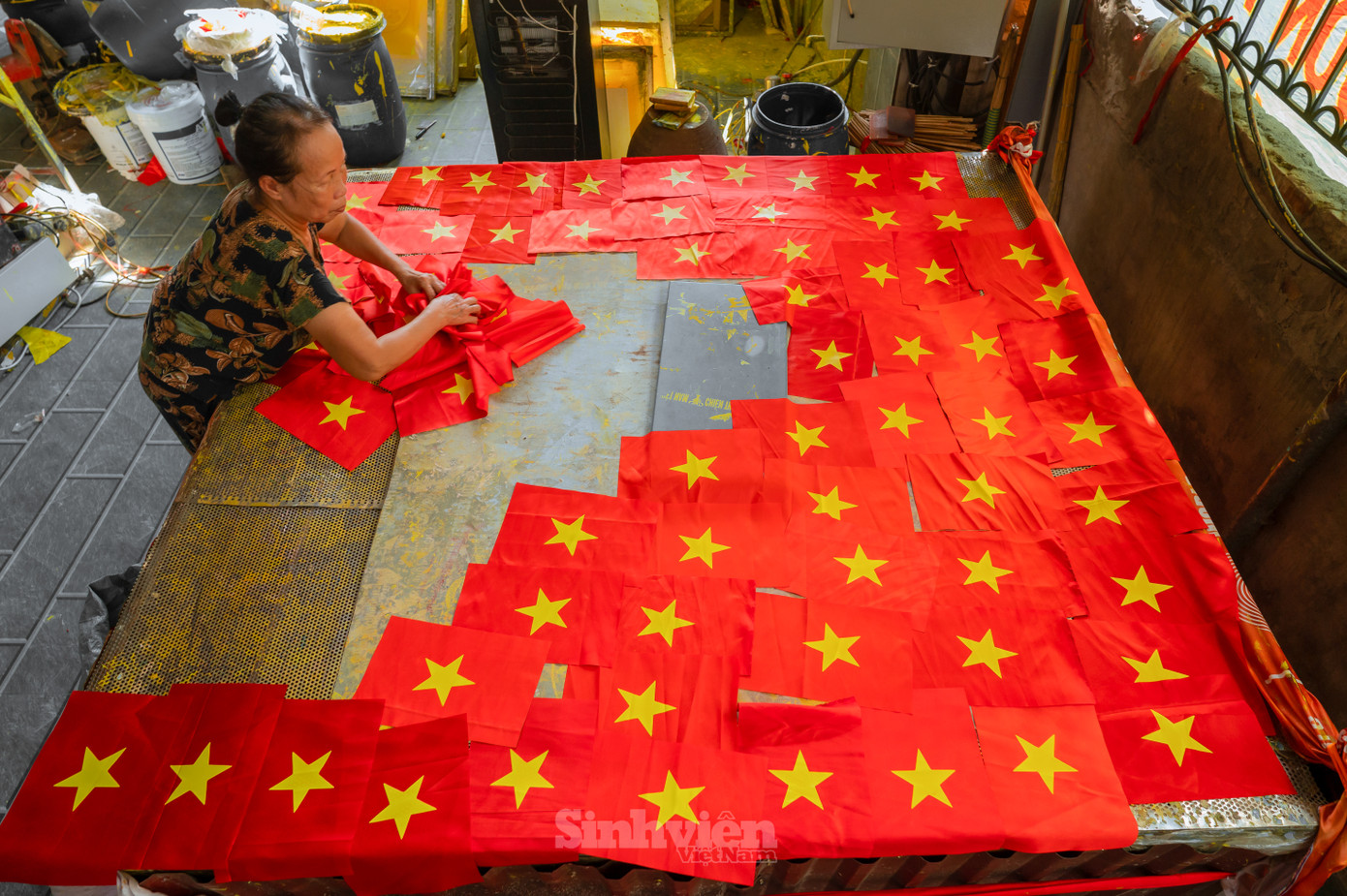 Làng Từ Vân là làng nghề may, thêu cờ lớn nhất Hà Nội. Nơi đây đã tạo ra hàng triệu lá cờ Tổ quốc, gắn liền với những dịp lễ lớn và sự kiện quan trọng của đất nước.