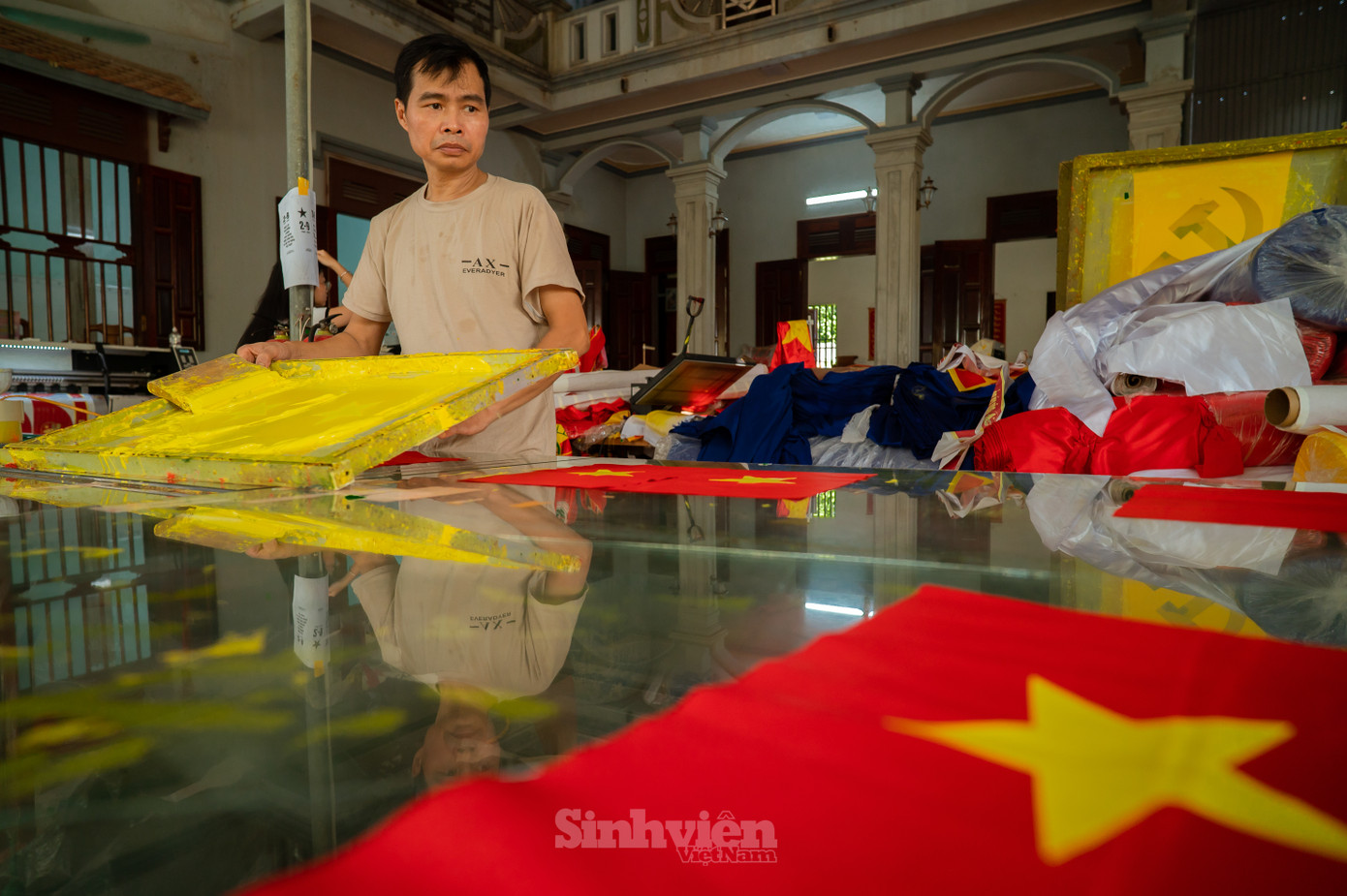 Để có được một lá cờ đẹp phải trải qua nhiều công đoạn như pha vải, đo, cắt, in màu, phơi khô, khâu vá... từng bước được làm cẩn trọng, nâng niu để lá cờ phẳng phiu, đường kim mũi chỉ gọn gàng, ngăn nắp.