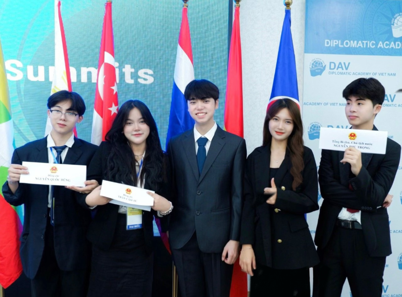 Bùi Bình (thứ hai, bên phải) cùng các bạn của mình tham gia thực hành môn học tại học Viện Ngoại giao. Bùi Bình (thứ hai, bên phải) cùng các bạn của mình tham gia thực hành môn học tại học Viện Ngoại giao.