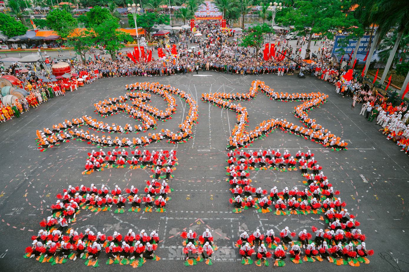 Biểu tượng Búa - Liềm của Đảng Cộng sản Việt Nam bên cạnh biểu tượng ngôi sao trên lá cờ đỏ sao vàng. Đồng diễn, xếp chữ, xếp cờ hoa chào mừng Ngày Quốc khánh là hoạt động truyền thống hằng năm của các bạn học sinh tại Hải Hậu, Nam Định.
