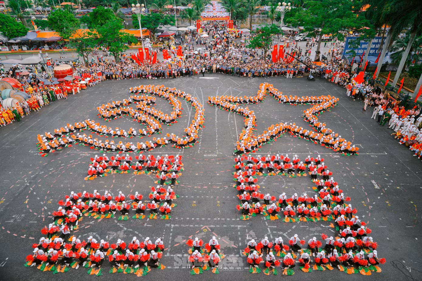 Biểu tượng Búa - Liềm của Đảng Cộng sản Việt Nam bên cạnh biểu tượng ngôi sao trên lá cờ đỏ sao vàng. Đồng diễn, xếp chữ, xếp cờ hoa chào mừng Ngày Quốc khánh là hoạt động truyền thống hằng năm của các bạn học sinh tại Hải Hậu, Nam Định.